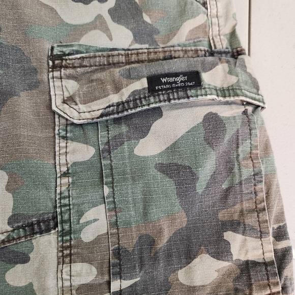Mens Wrangler camouflage cargo shorts,sz 40 - Picture 4 of 4
